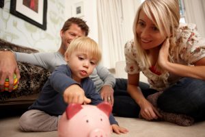 8 τρόποι να μεγαλώσετε ένα παιδί που να ξέρει να διαχειρίζεται τα χρήματα