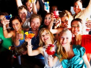 Εφηβικές Ανησυχίες: Τι να πίνω όταν βγαίνω έξω με τους φίλους μου;