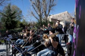 Η Athens Big Band live στον πεζόδρομο της Διονυσίου Αρεοπαγίτου & Μακρυγιάννη