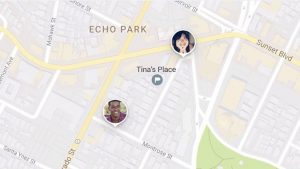 Το Google Maps δίνει τη δυνατότητα στους ξεχασιάρηδες να σημειώσουν στον χάρτη που έχουν παρκάρει το όχημα τους. Όχι μόνο αυτό, αλλά ο χρήστης μπορεί να προσθέσει σχόλια πάνω στον χάρτι για το σημείο που έχει παρκάρει, ακόμη και φωτογραφίες. Όταν είναι να επιστρέψεις στο όχημα σου απλά δες τις ειδοποιήσεις του Google Maps ή γράψε «Τοποθεσία Parking». 3. Μοιράσου την τοποθεσία σου εν κινήσει