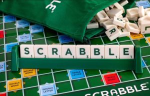 Scrabble: Η ιστορία του παιχνιδιού που φτιάχτηκε από έναν άνεργο και απορρίφθηκε από όλες τις εταιρείες