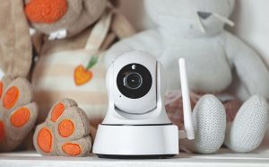 Χάκερ μπορούν να «μπουν» και στην ενδοεπικοινωνία του μωρού – Τρομακτικές ιστορίες με baby monitor