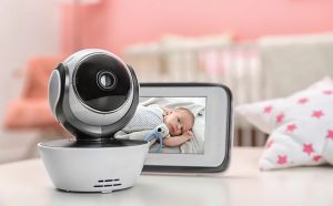 Χάκερ μπορούν να «μπουν» και στην ενδοεπικοινωνία του μωρού – Τρομακτικές ιστορίες με baby monitor