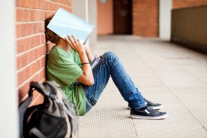 «Φωτίζοντας» το μεγάλο άγχος των σημερινών εφήβων – Υπάρχει διέξοδος;