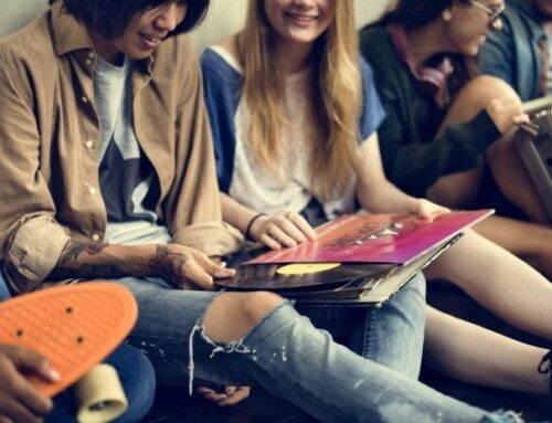 Οι 20αρηδες επιστρέφουν στα 90s χωρίς social και smartphones, με βινύλια και φίλους – Ποια η μεγάλη τους ανάγκη